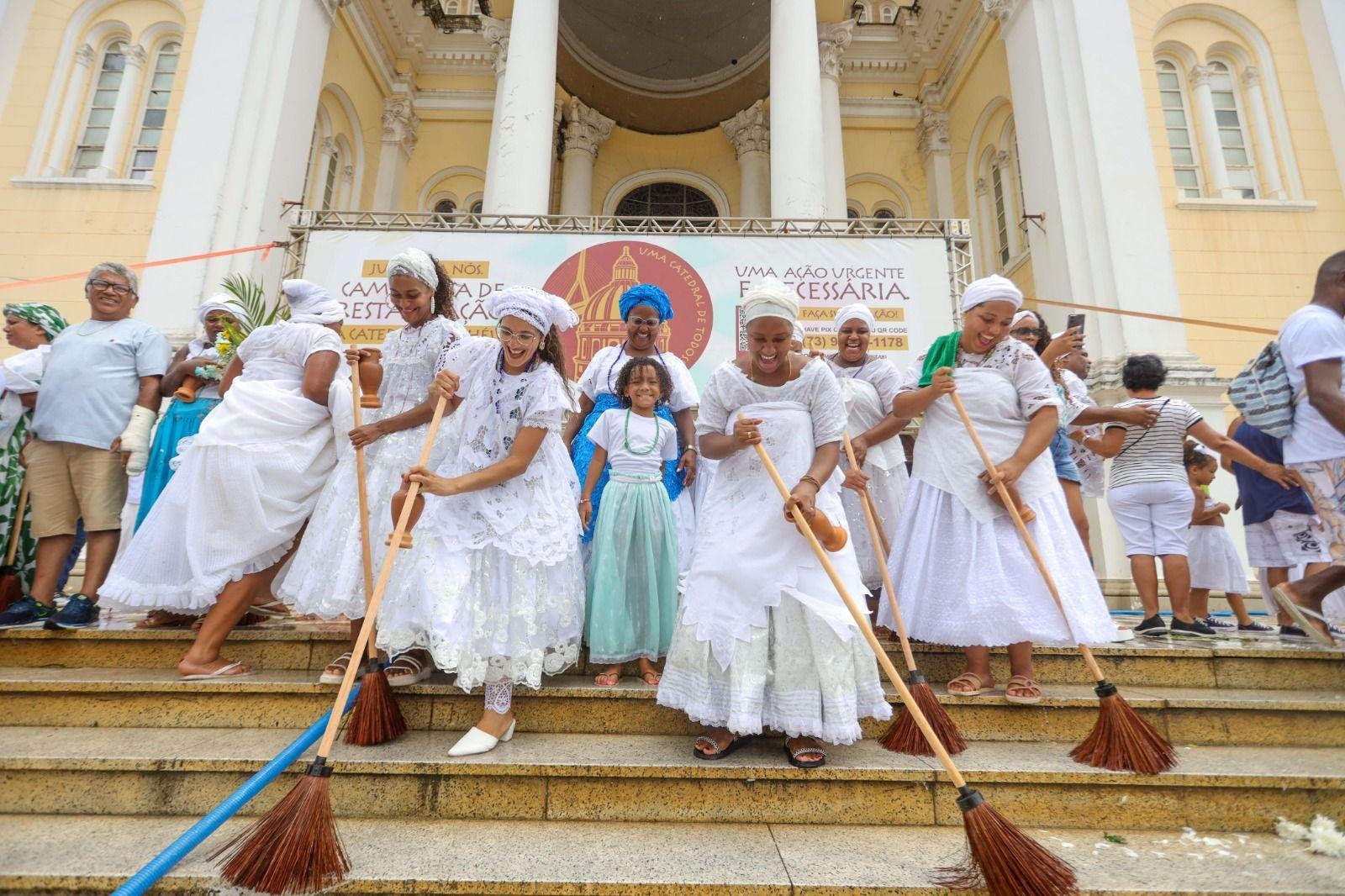 PREFEITO VALDERICO JÚNIOR CELEBRA LAVAGEM DAS ESCADARIAS DA CATEDRAL DE SÃO SEBASTIÃO