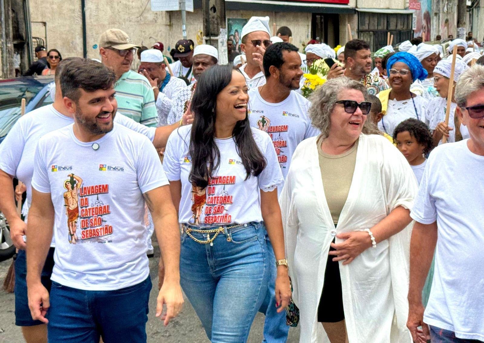 PREFEITO VALDERICO JÚNIOR CELEBRA LAVAGEM DAS ESCADARIAS DA CATEDRAL DE SÃO SEBASTIÃO