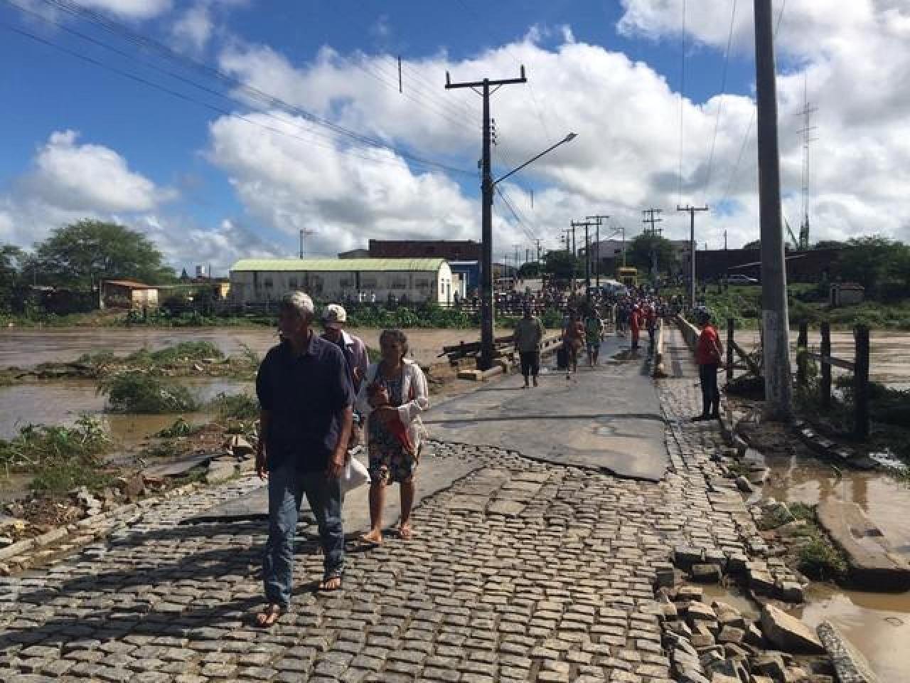 UM MÊS APÓS O ROMPIMENTO DE BARRAGEM CERCA DE 160 FAMÍLIAS SEGUEM DESALOJADAS NA BAHIA