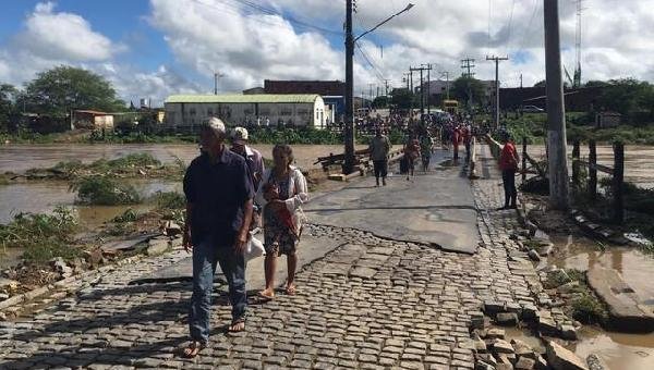 UM MÊS APÓS O ROMPIMENTO DE BARRAGEM CERCA DE 160 FAMÍLIAS SEGUEM DESALOJADAS NA BAHIA