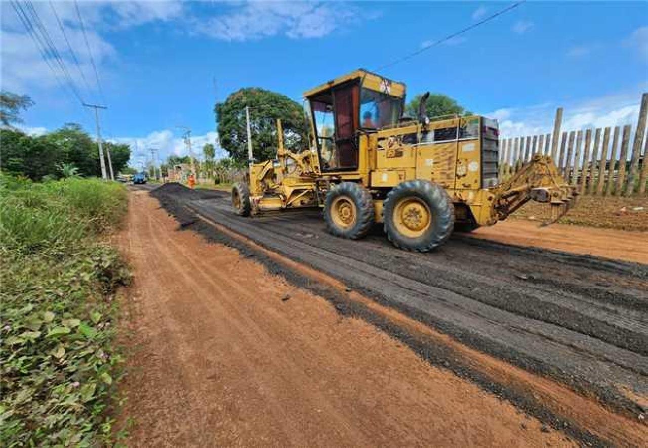 ESTRADA QUE DÁ ACESSO AO DISTRITO DE COUTOS RECEBE MELHORIAS COM APLICAÇÃO DE MATERIAL FRESADO