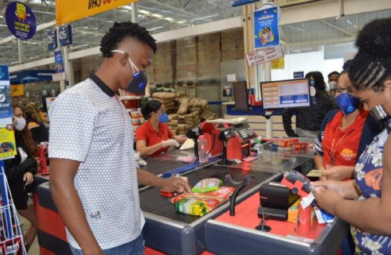 ESTUDANTES DA REDE ESTADUAL RECEBEM TERCEIRA PARCELA DO VALE-ALIMENTAÇÃO