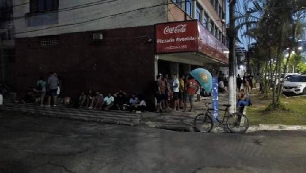 VINGADORES: FÃS DORMEM NA PORTA DO CINEMA EM ILHÉUS