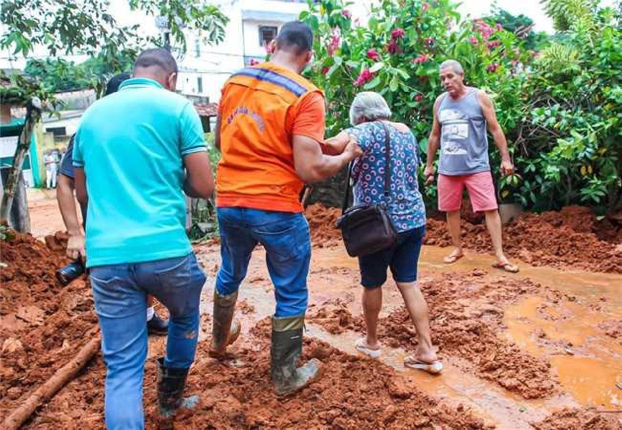 EQUIPES DA PREFEITURA DE ILHÉUS RESGATAM CASAL DE IDOSOS PRESO EM CASA DEVIDO ÁS FORTES CHUVAS  