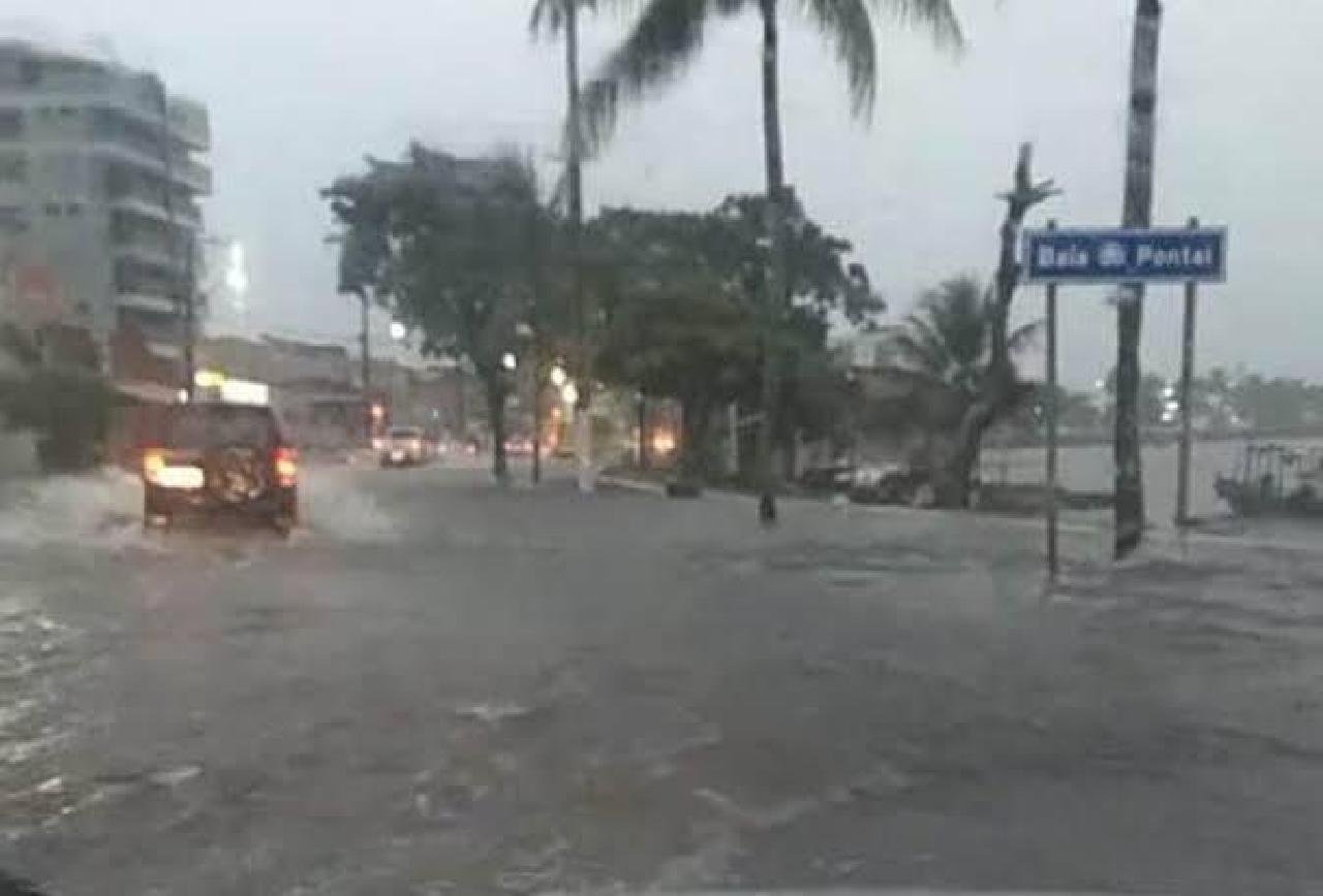 CHUVA DERRUBA TELHADO DE DUAS CASAS EM ILHÉUS