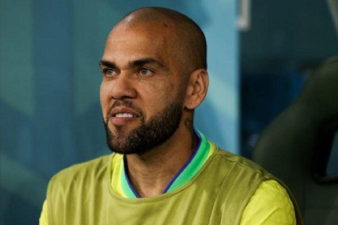 DANIEL ALVES É SOLTO APÓS DEFESA PAGAR FIANÇA