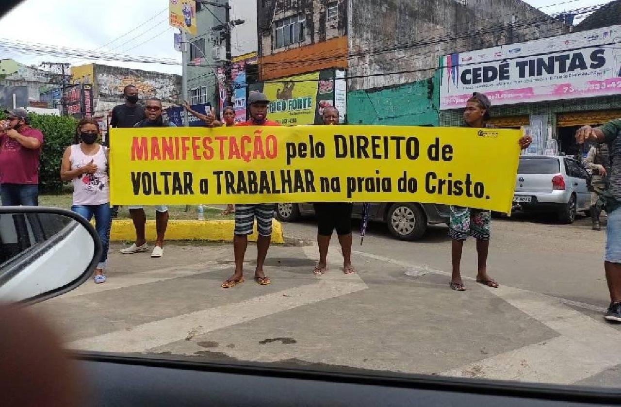 ILHÉUS:  BARRAQUEIROS DA PRAIA DO CRISTO FAZEM MANIFESTAÇÃO NO CENTRO DA CIDADE