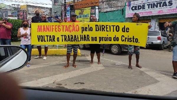 ILHÉUS:  BARRAQUEIROS DA PRAIA DO CRISTO FAZEM MANIFESTAÇÃO NO CENTRO DA CIDADE