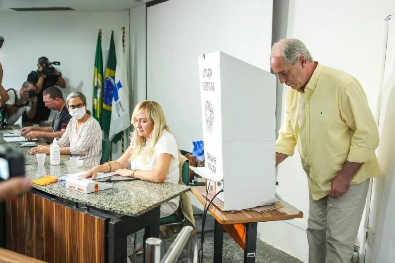 CIRO GOMES VOTA NO CEARÁ E DIZ QUE ' PRETENDE PARAR' APÓS ELEIÇÃO 