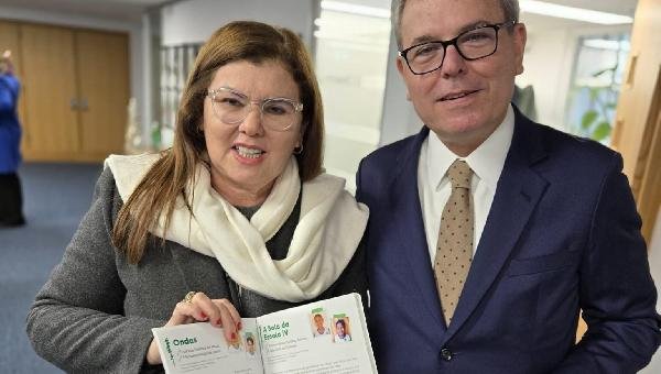 LIVROS DE ALUNOS DE ILHÉUS CHEGAM ÀS MÃOS DO CÔNSUL-GERAL DO BRASIL NO REINO UNIDO