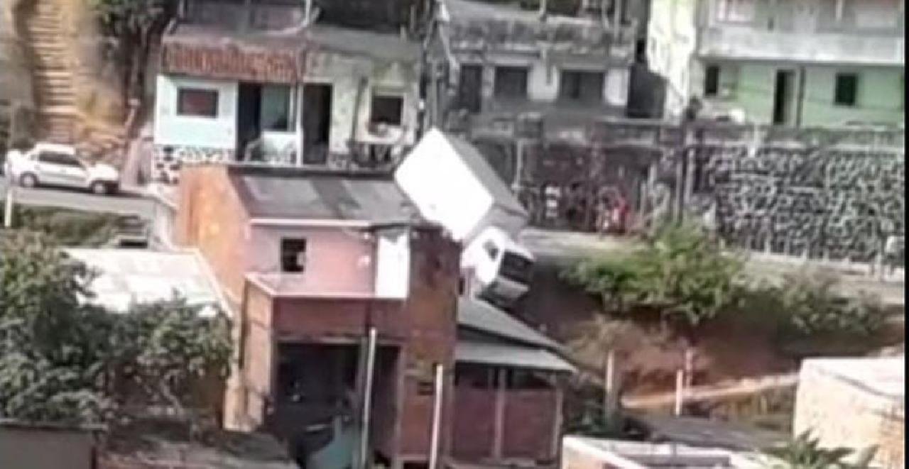 CAMINHÃO BAÚ FICA PENDURADO NO BARRANCO AO SUBIR LADEIRA NO ALTO DO BASÍLIO