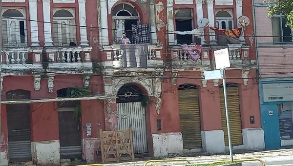 MORADORES DE RUA OCUPAM PRÉDIO ABANDONADO NA AVENIDA 2 DE JULHO 