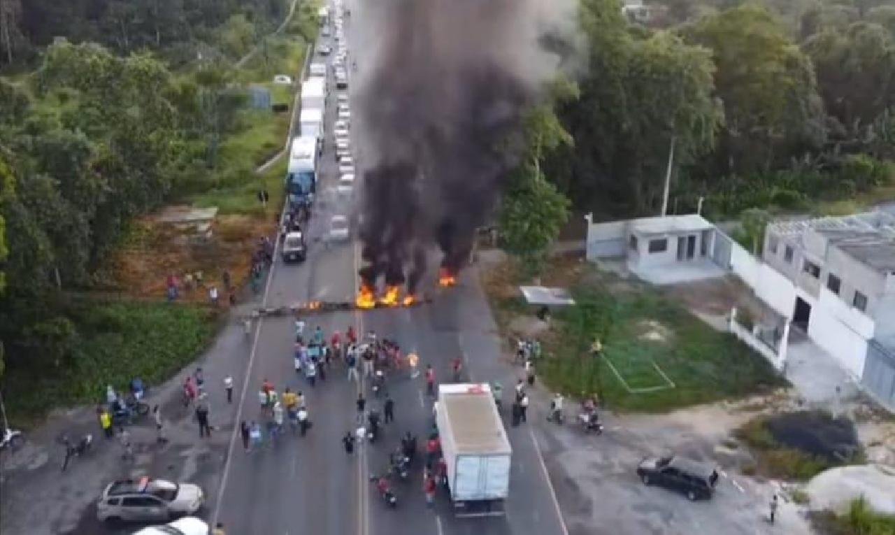 PROTESTO NA RODOVIA ILHÉUS-ITABUNA DEIXA FECHA RODOVIA NOS DOIS SENTIDOS