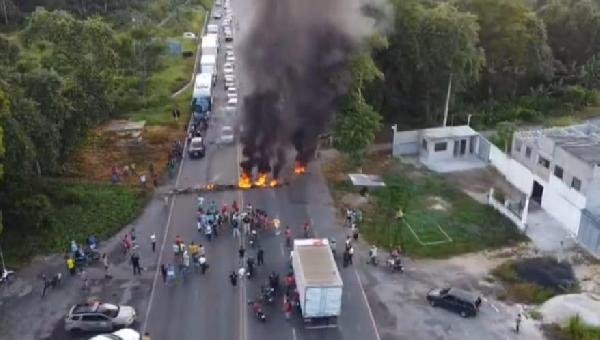 PROTESTO NA RODOVIA ILHÉUS-ITABUNA DEIXA FECHA RODOVIA NOS DOIS SENTIDOS