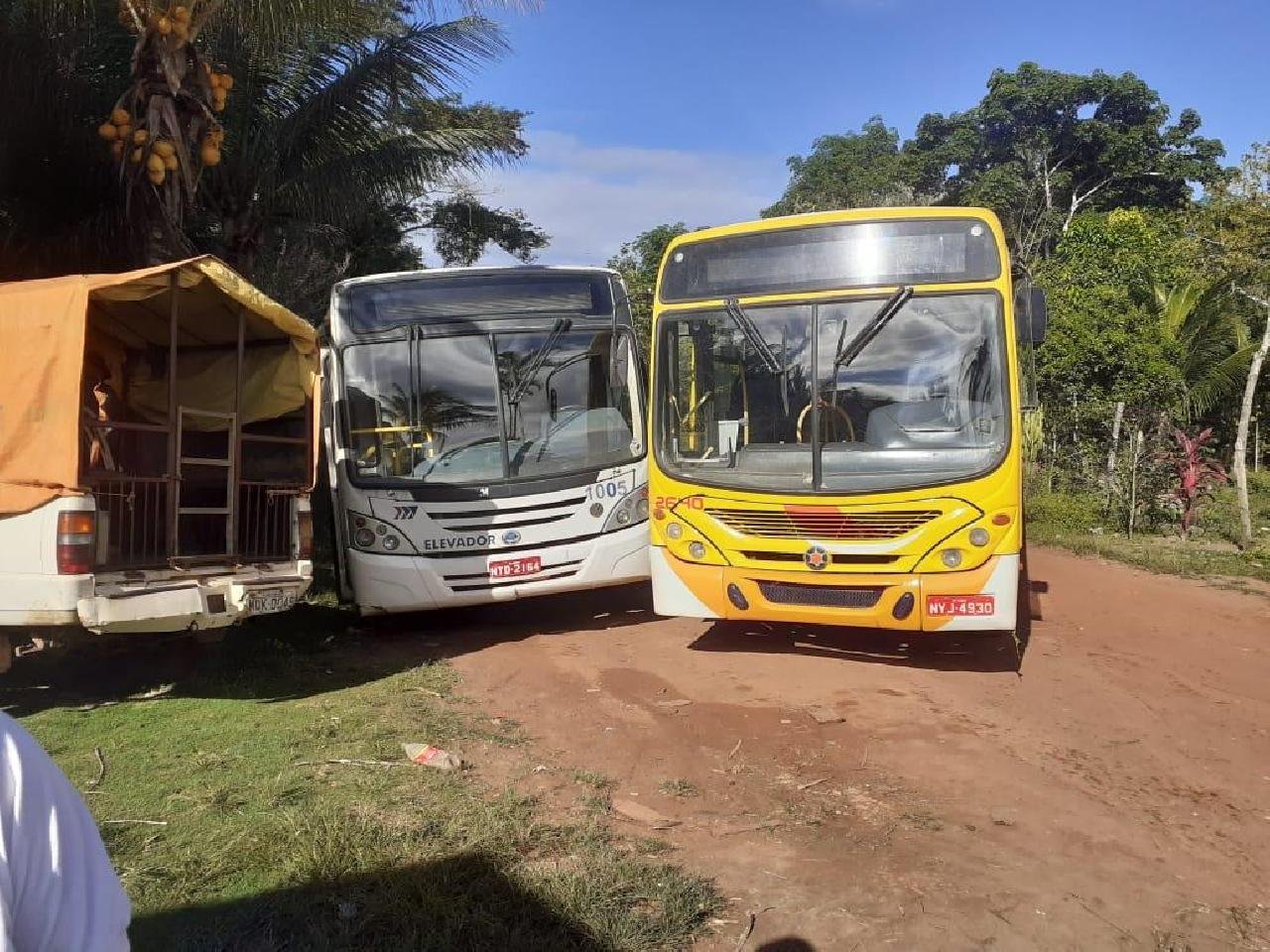 ILHÉUS: COMUNIDADE BLOQUEIA ESTRADA E APREENDE ÔNIBUS APÓS PREFEITURA NÃO CUMPRIR ACORDO