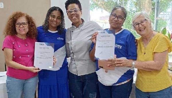 ENTREGA DE CERTIFICADOS MARCA ENCERRAMENTO DE CURSOS PROFISSIONALIZANTES PARA MULHERES EM ILHÉUS