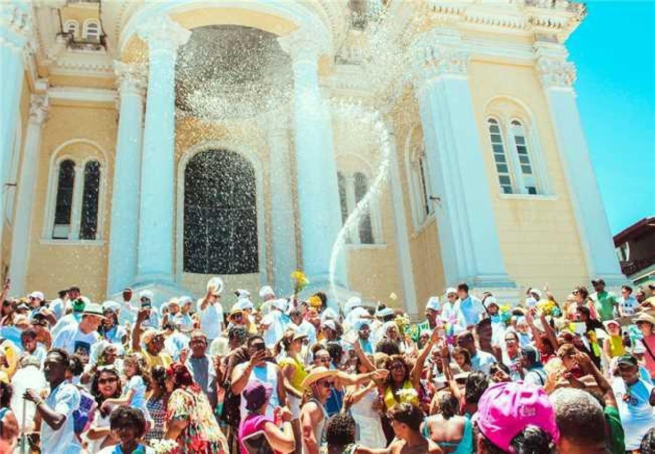 LAVAGEM DAS ESCADARIAS DA CATEDRAL DE SÃO SEBASTIÃO ATRAIU CENTENAS DE FIÉIS E TURISTAS