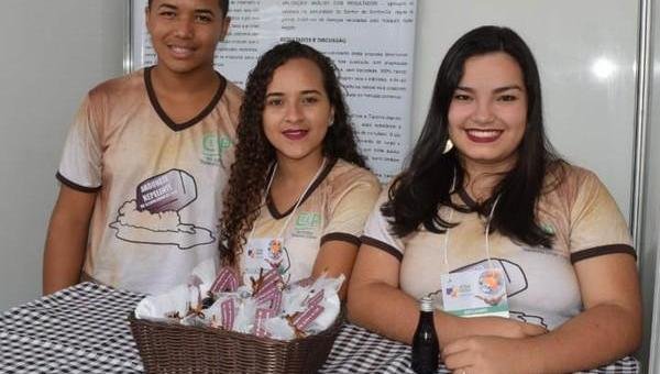 ESTUDANTES BAIANOS USAM CAFÉ PARA CRIAR VELAS E SABONETES QUE REPELEM MOSQUITO DA DENGUE