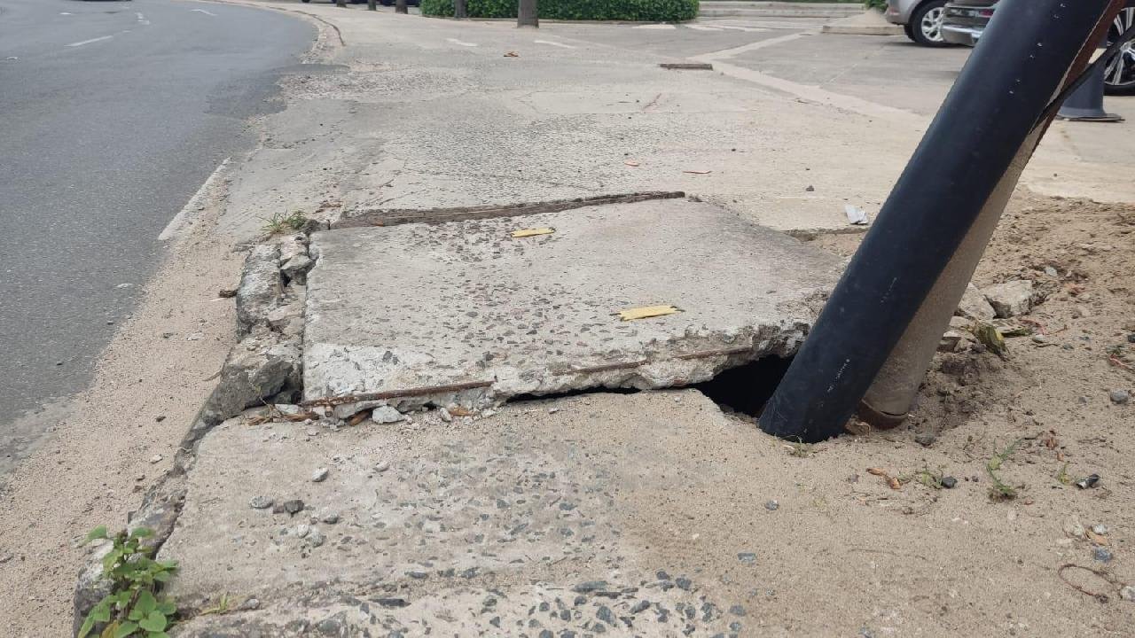 DEGRAU E FERROS EXPOSTOS EM CICLOVIA REPRESENTAM RISCO PARA CICLISTAS EM ILHÉUS 