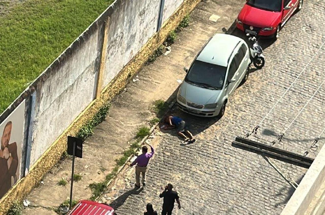 HOMEM É ASSASSINADO EM FRENTE À EDIFÍCIO EMPRESARIAL NO CENTRO DE ILHÉUS