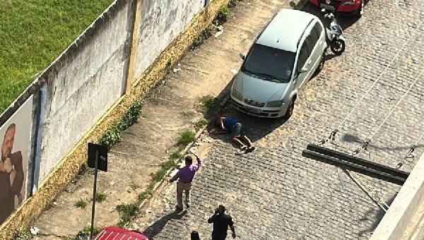 HOMEM É ASSASSINADO EM FRENTE À EDIFÍCIO EMPRESARIAL NO CENTRO DE ILHÉUS