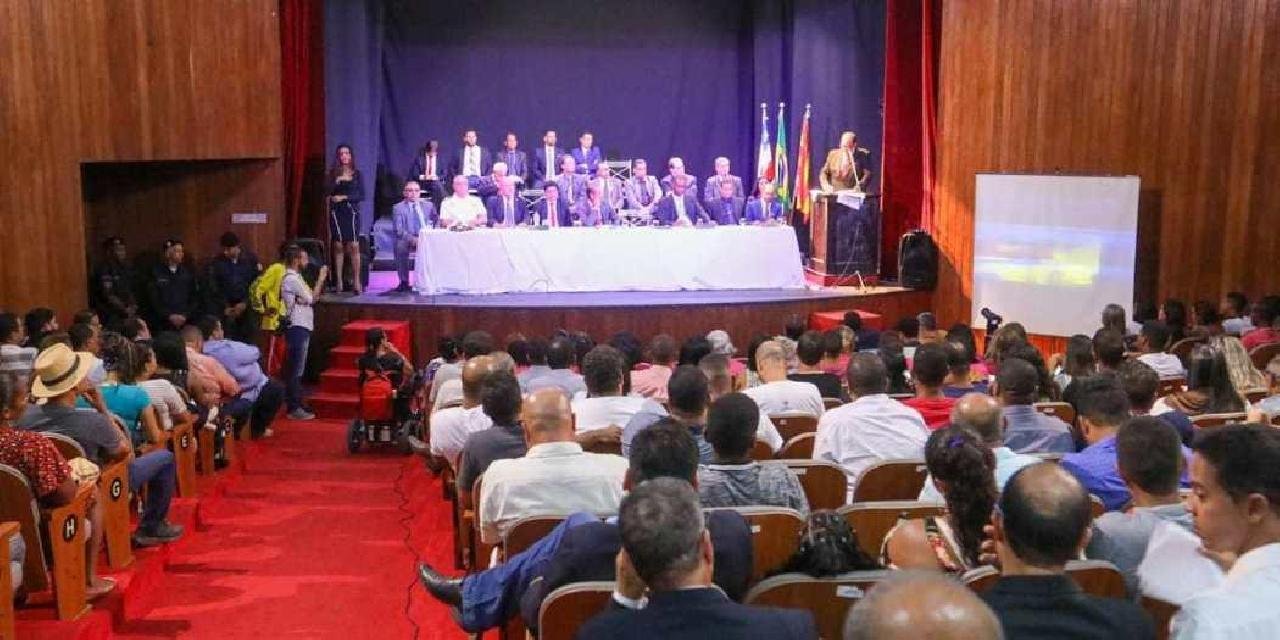 ILHÉUS: CONDIÇÃO RUIM DO AR CONDICIONADO ADIA SESSÕES DO LEGISLATIVO NO TEATRO MUNICIPAL