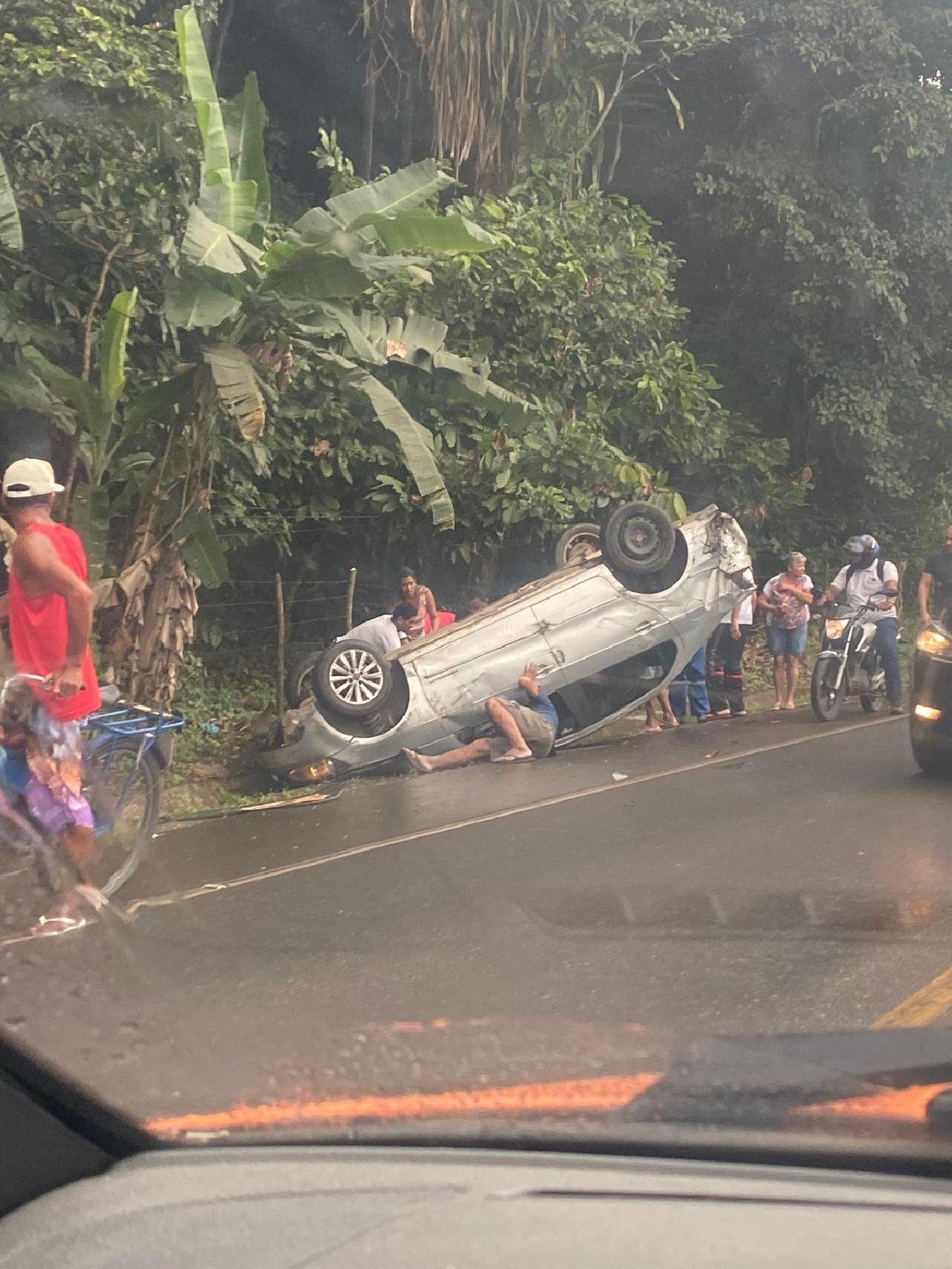 CARRO CAPOTA NA BR-415 ILHÉUS-ITABUNA 