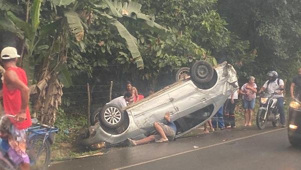 CARRO CAPOTA NA BR-415 ILHÉUS-ITABUNA 