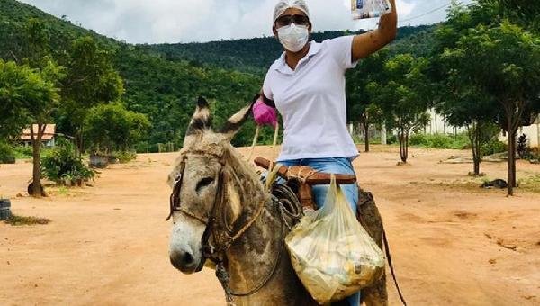 ENFERMEIRA SE DESLOCA DE JEGUE PARA ATENDER FAMÍLIAS NA ÁREA RURAL DE BOA VISTA DO TUPIM E AJUDAR NA PREVENÇÃO À COVID-19