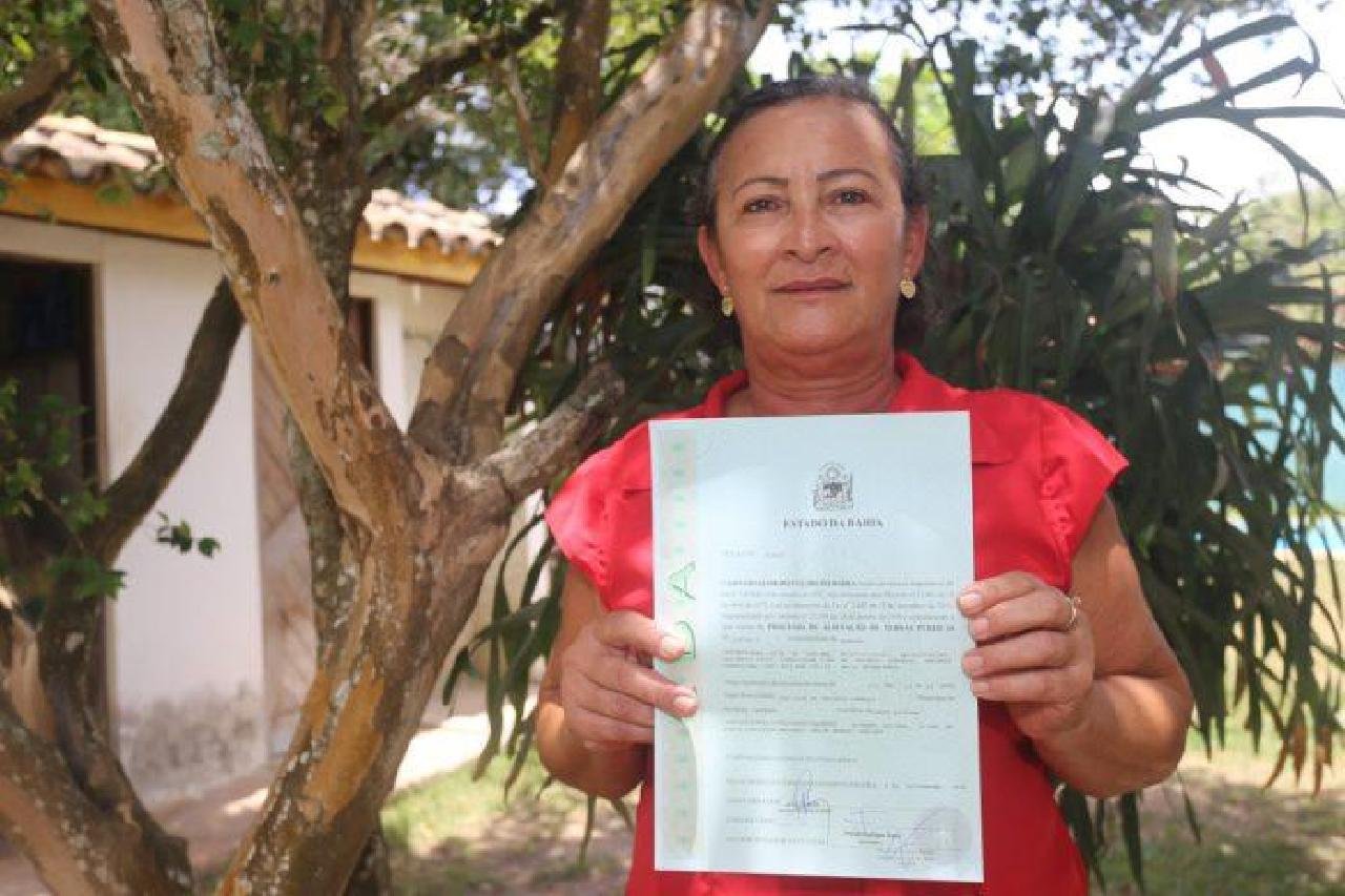 TÍTULOS DE TERRA REGISTRADOS EM CARTÓRIOS SÃO ENTREGUES PARA AGRICULTORES FAMILIARES DE SANTA LUZIA  