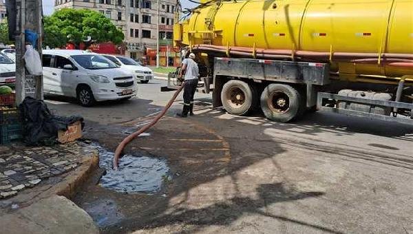 EQUIPE DA SEINFRA REALIZA LIMPEZA DE BUEIROS NA PRAÇA CAIRU EM ILHÉUS