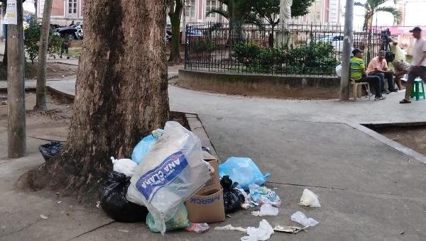 DENÚNCIA DE LIXO HOSPITALAR AO LADO DO PALÁCIO PARANAGUÁ EM ILHÉUS