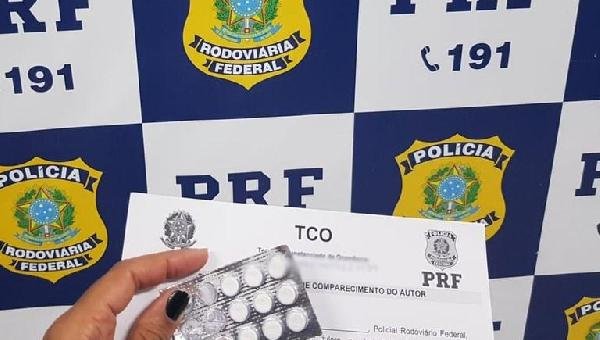 PRF AUTUA DOIS MOTORISTAS DE CARRETA PELO CRIME DE PORTE DE DROGAS E APREENDE COMPRIMIDOS DE ANFETAMINA EM JEQUIÉ (BA)