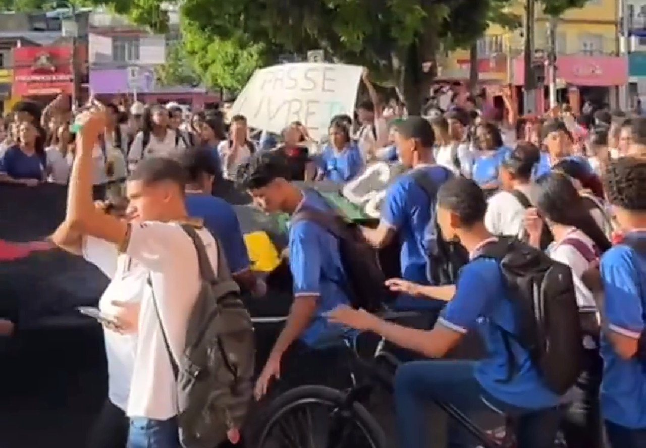 ESTUDANTES PROTESTAM NA PRAÇA CAIRU EM ILHÉUS