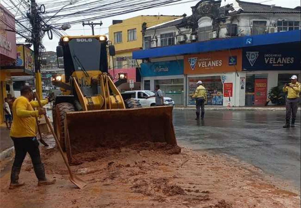 AÇÃO PARA RETIRAR BARRO DE CASAS ATINGIDAS PELA CHUVA ESTÁ SENDO REALIZADA EM ILHÉUS