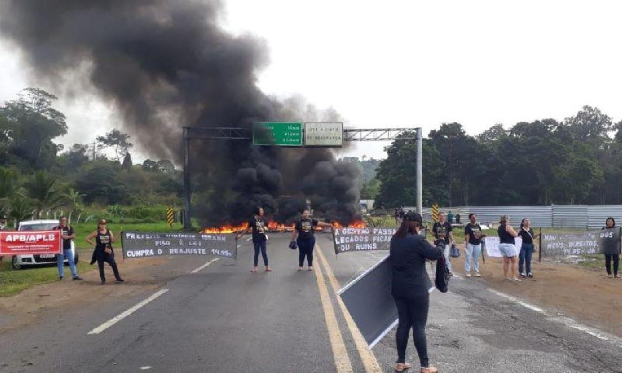 BUERAREMA: PROFESSORES DO MUNICÍPIO BLOQUEIAM BR-101 E COBRAM REAJUSTE SALARIAL