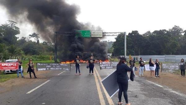 BUERAREMA: PROFESSORES DO MUNICÍPIO BLOQUEIAM BR-101 E COBRAM REAJUSTE SALARIAL