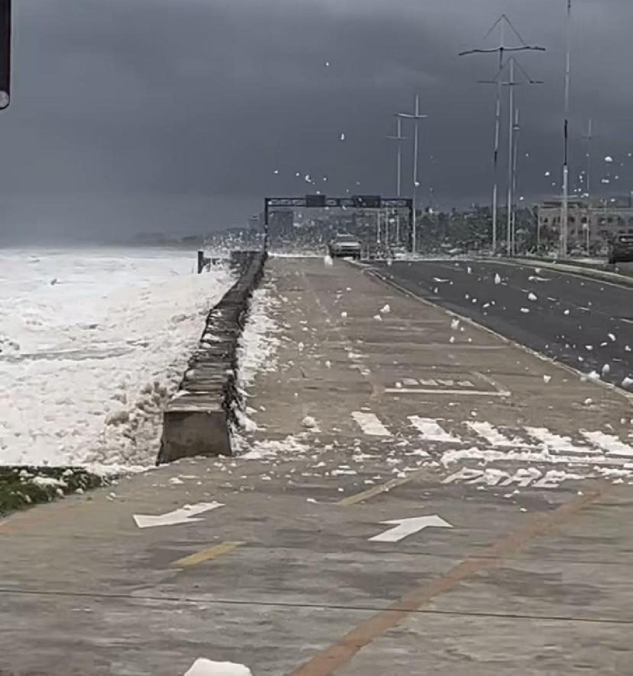 ESPUMA QUE SE ESPALHOU POR ILHÉUS NÃO É RESULTADO DE POLUIÇÃO 