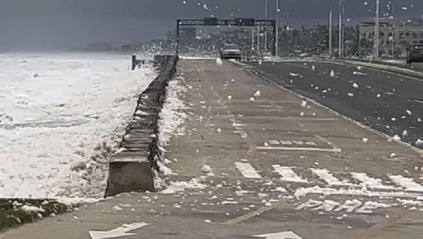 ESPUMA QUE SE ESPALHOU POR ILHÉUS NÃO É RESULTADO DE POLUIÇÃO 