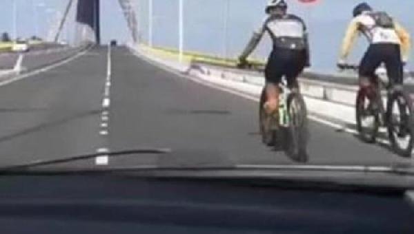 MESMO COM CICLOVIA, CICLISTAS SE ARRISCAM NA PONTE JORGE AMADO