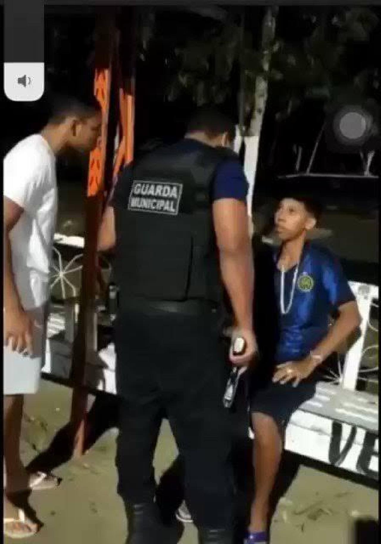 GUARDA MUNICIPAL ARMADO AMEAÇA E AGRIDE ADOLESCENTE NA BAHIA