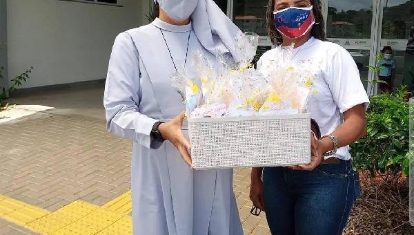 CRIANÇAS EMOCIONAM EQUIPE DA UNIDADE COVID 19 DO HOSPITAL REGIONAL COSTA DO CACAU COM CARTINHAS DE AGRADECIMENT