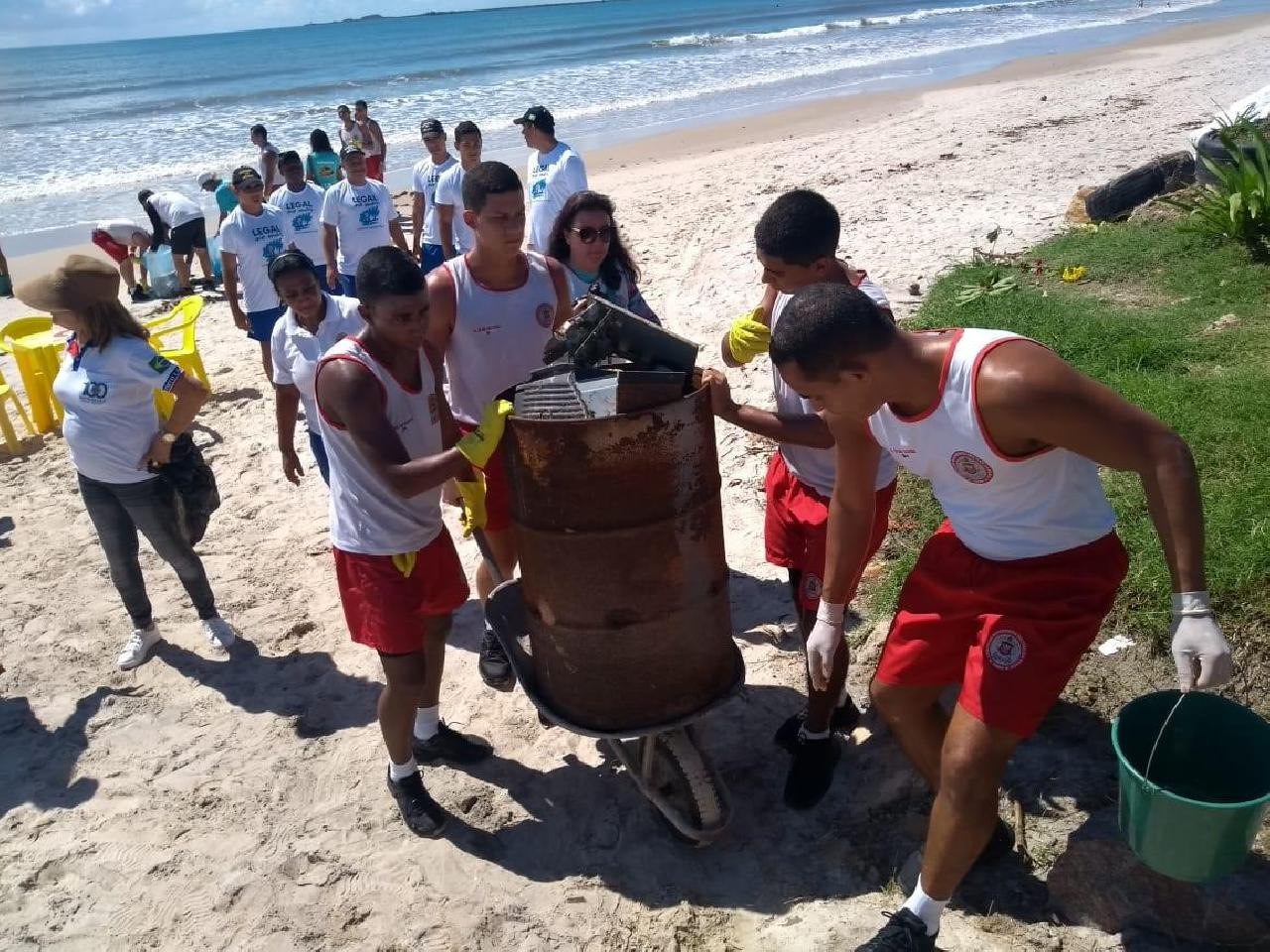 CORPO DE BOMBEIROS E 150 VOLUNTÁRIOS REALIZAM LIMPEZA EM PRAIAS DE ILHÉUS