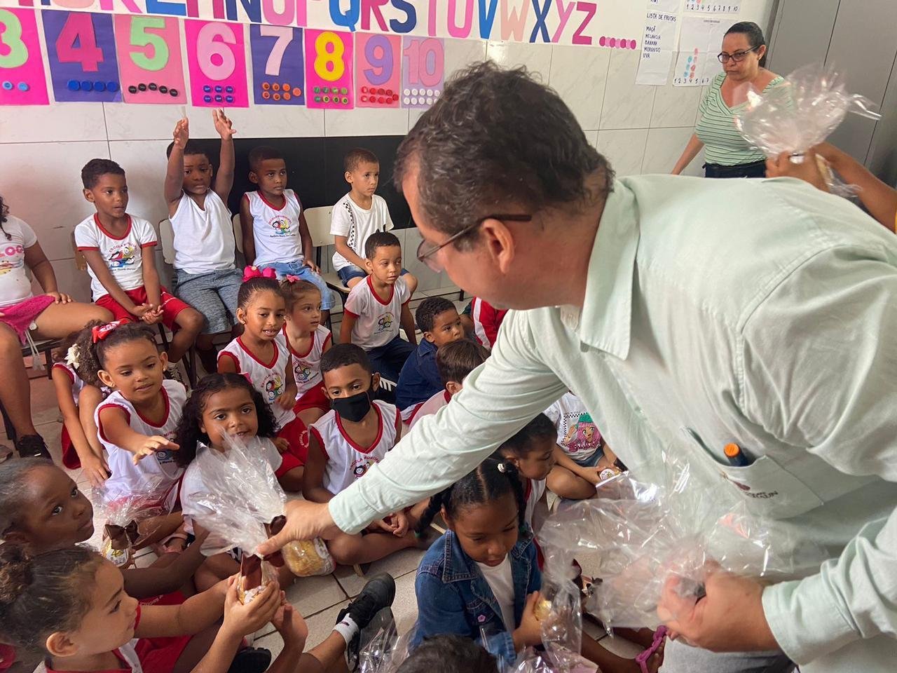 ESTUDANTES DO CEEP DO CHOCOLATE ENTREGAM OVOS DE PÁSCOA PARA CRIANÇAS DE CRECHES