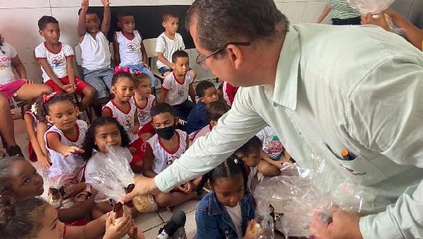 ESTUDANTES DO CEEP DO CHOCOLATE ENTREGAM OVOS DE PÁSCOA PARA CRIANÇAS DE CRECHES