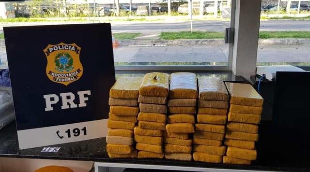 HOMEM É PRESO APÓS SER FLAGRADO TRANSPORTANDO QUASE 50 KG DE MACONHA EM RODOVIA NO SUL DA BA