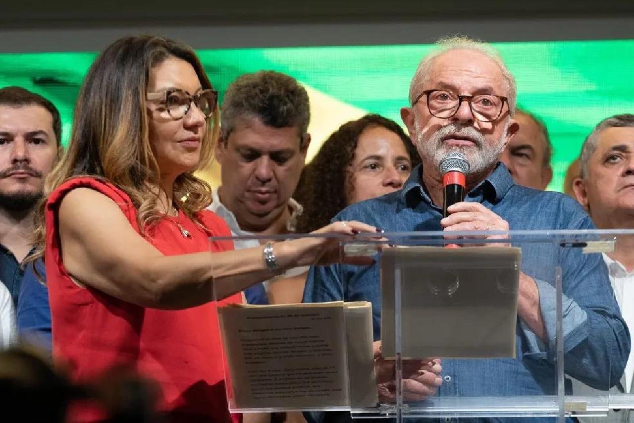 ELEITO, LULA DIZ QUE É HORA DE 'RESTABELECER A PAZ ENTRE OS DIVERGENTES' E QUE VAI GOVERNAR PARA TODOS OS BRASILEIROS