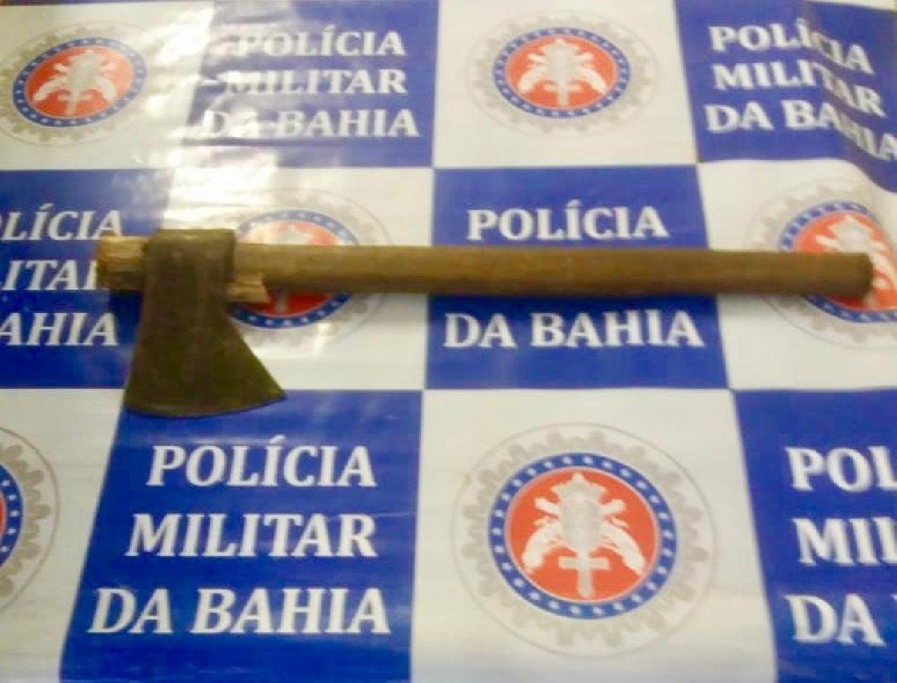 POLÍCIA IMPEDE QUE FILHO AGRIDA MÃE COM MACHADO