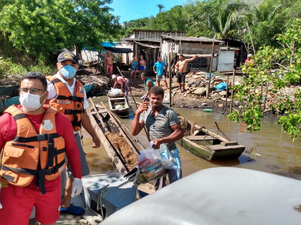 ILHÉUS: CAPITANIA DOS PORTOS REALIZA DOAÇÕES PARA FAMÍLIAS DO RIO DO ENGENHO