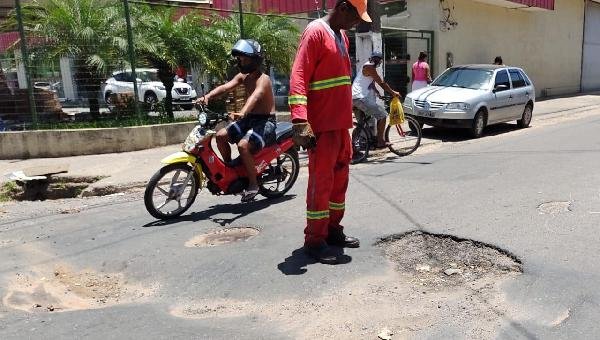 APÓS DIVULGAÇÃO NO OTABULEIRO, CRATERA DA AVENIDA UBAITABA ESTÁ SENDO RECAPEADA